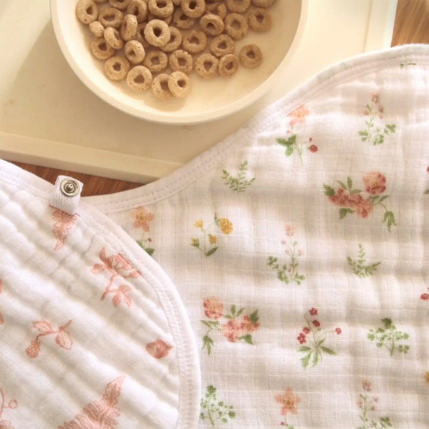 Bavoir Burpy en mousseline de coton Essentials - Motif floral campagnard-Aden + Anais-ADE-EBBC10028-CLÉMENT