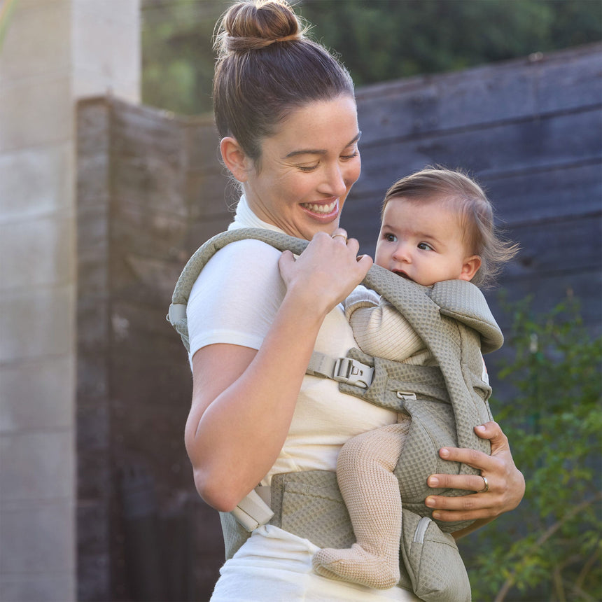 Porte-Bébé Omni Deluxe Mesh - Olive-Ergobaby-FUL-BCODMSFTOLV-CLÉMENT