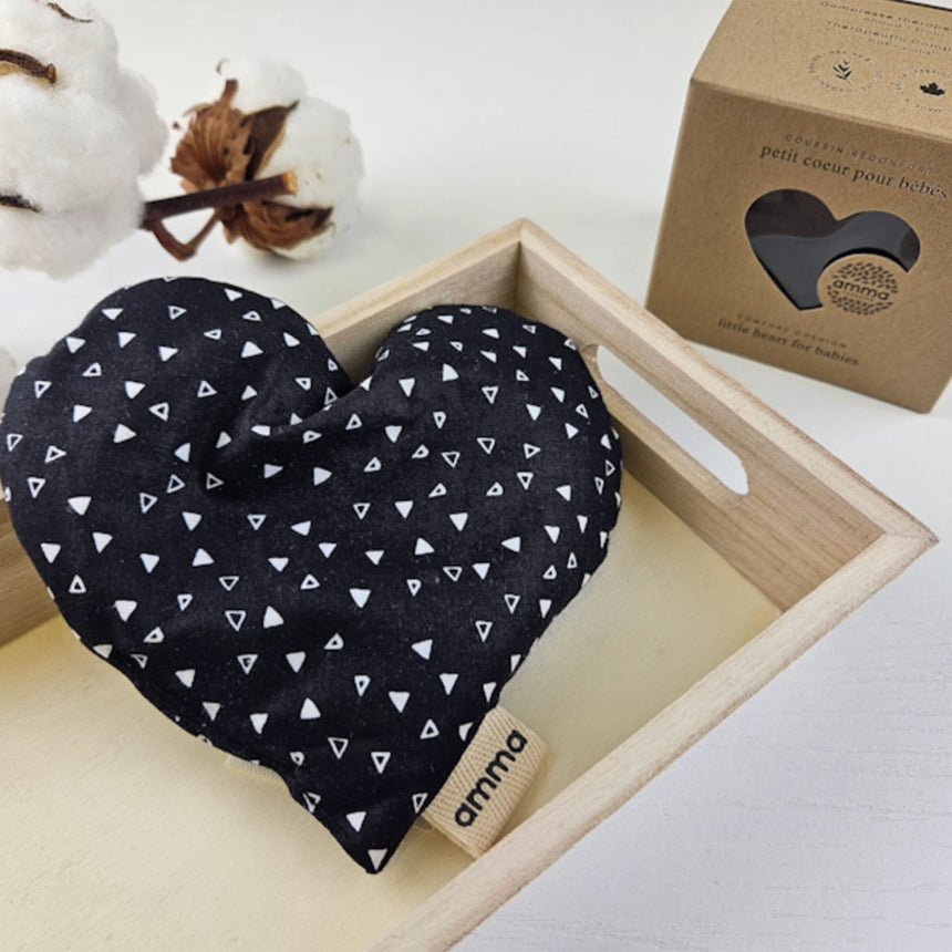 Coussin réconfort cœur pour bébé - Triangle noir et blanc-Amma Therapie-AMM-50270-CLÉMENT