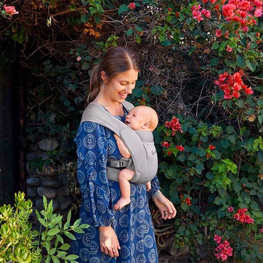 Porte-bébé Nouveau-Né Embrace Mesh - Gris Doux-Ergobaby-FUL-BCEMASAMGRY-CLÉMENT