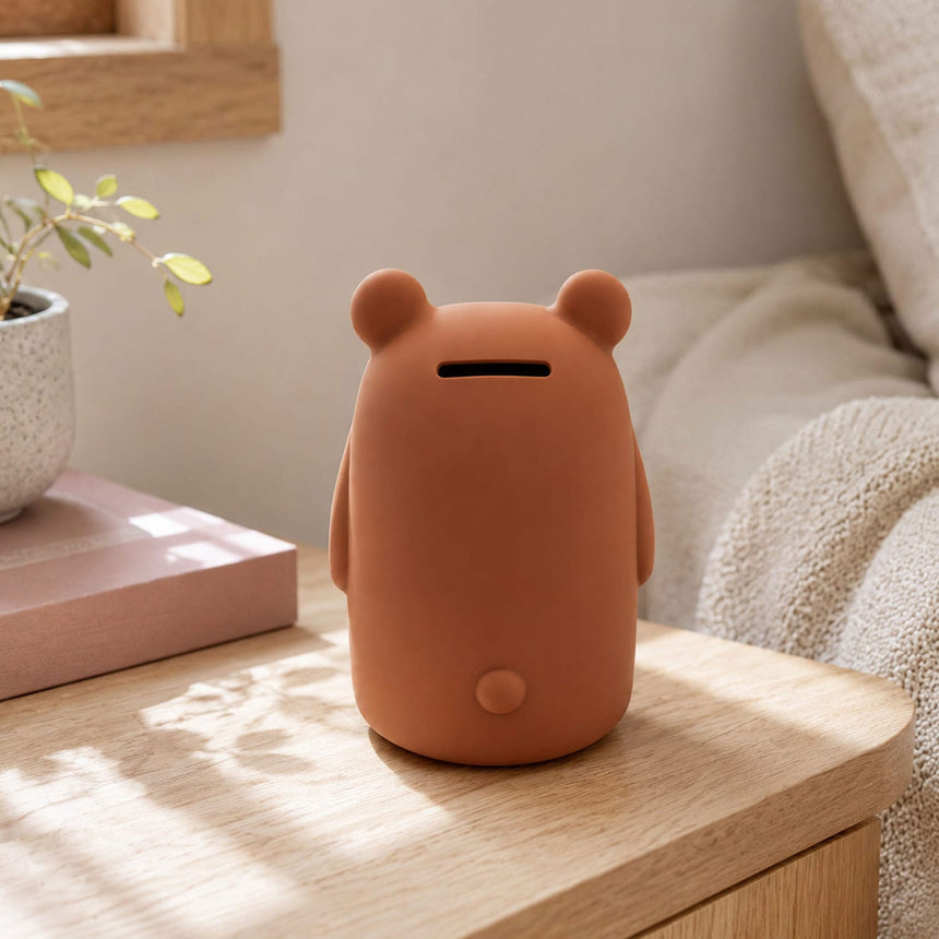 Tirelire en silicone – Ours – Cacao chaud-Milly Stone-MLS-SILBANK001-CLÉMENT