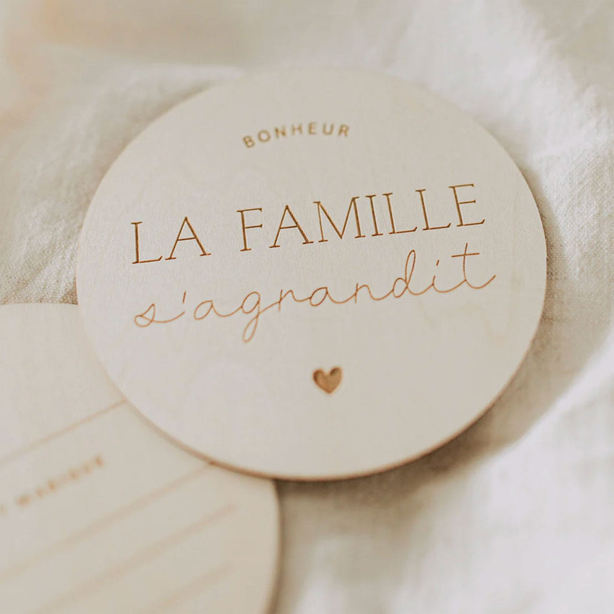 Pastille d’annonce de grossesse en bois La famille s’agrandit-Le petit Tableau Noir-PTN-PAST-AGRANDI-CLÉMENT