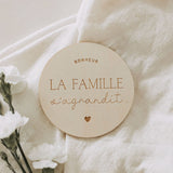 Pastille d’annonce de grossesse en bois La famille s’agrandit-Le petit Tableau Noir-PTN-PAST-AGRANDI-CLÉMENT