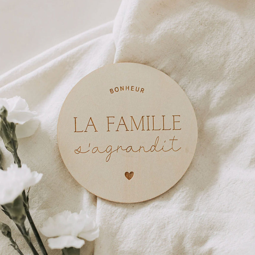 Pastille d’annonce de grossesse en bois La famille s’agrandit-Le petit Tableau Noir-PTN-PAST-AGRANDI-CLÉMENT